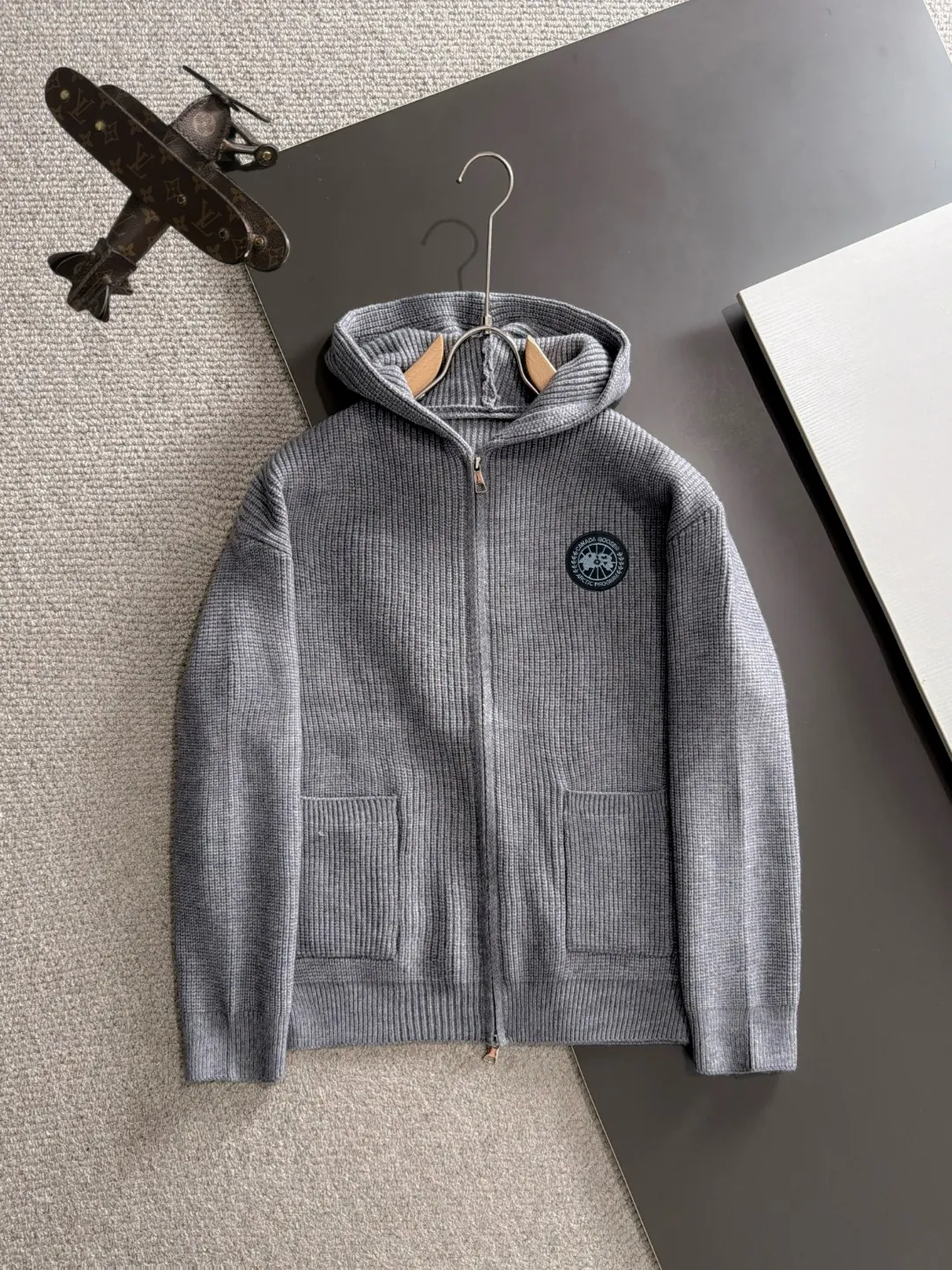 Next day shipment Big Goose high quality 2026 autumn and winter latest sweaters from the official website, on sale at the counter simultaneously Hot Sale! Specially made of wool blended fabric. It feels comfortable and can be directly in contact with the skin. The logo badge is exquisitely embroidered, which is extremely eye-catching! The details highlight the fashionable charm of big brands. Exquisite workmanship. Three-dimensional cutting style. The wearing effect is invincible and handsome! All three standards are complete! Sizes:M-3XL